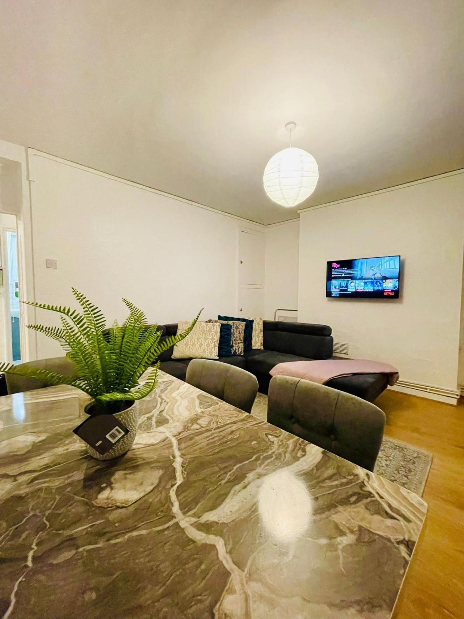 Appartamento 2bd Canarywharf Mile End Private Balcony Free Parking Londra