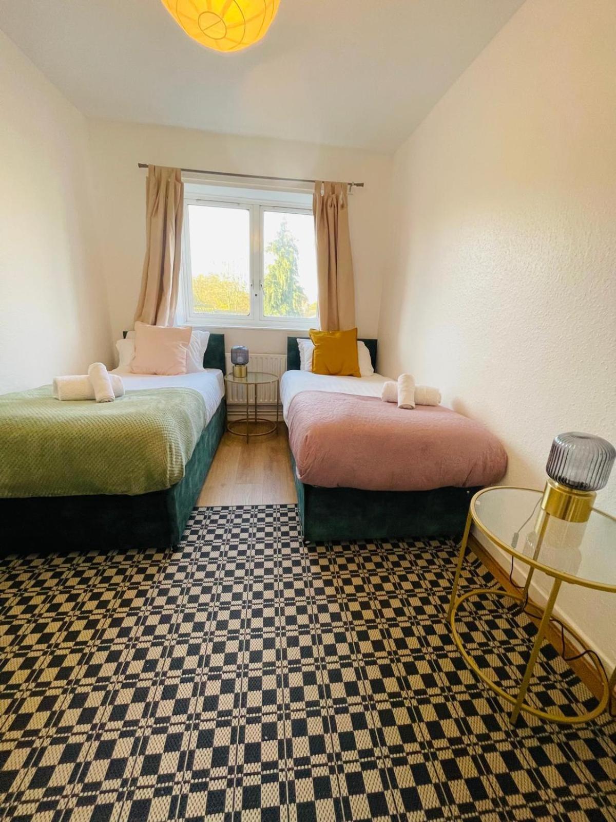 2bd Canarywharf Mile End Private Balcony Free Parking Apartment